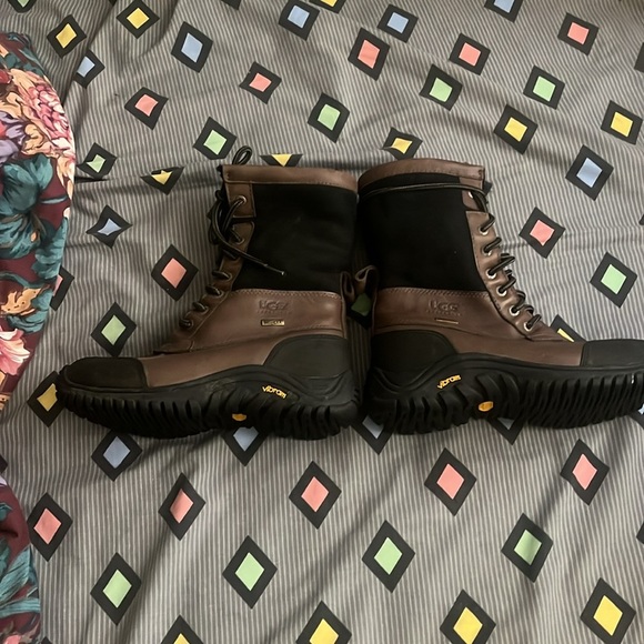 Uggs Winter Boots size 5 gore tex - Picture 3 of 8